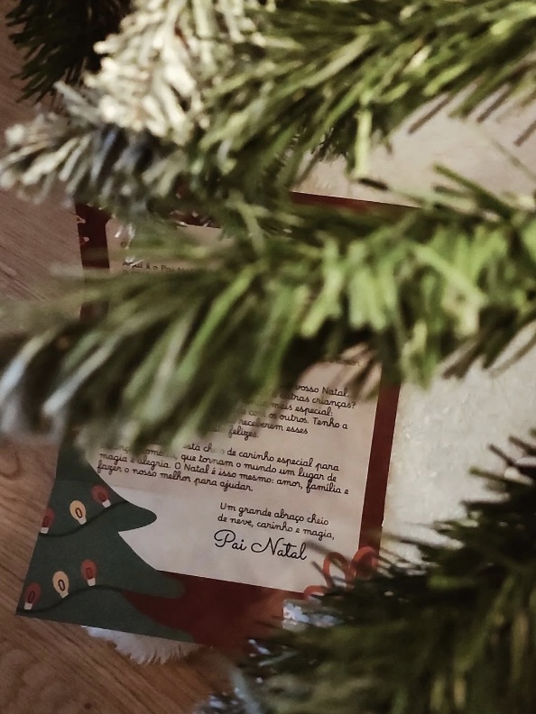 Carta do Pai Natal assinada, debaixo da árvore de Natal