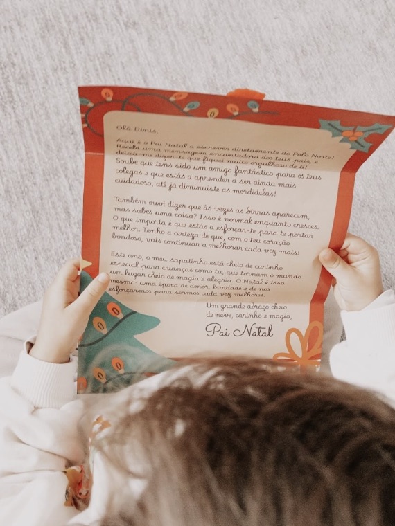 Criança a ler a carta do Pai Natal
