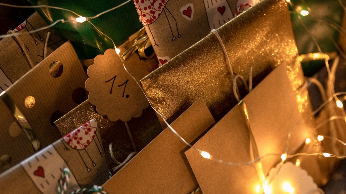 Calendário do advento feito em casa com envelopes de papel kraft e luzes
