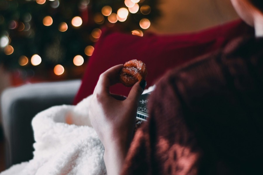 Noite de cinema de Natal com manta e pipocas