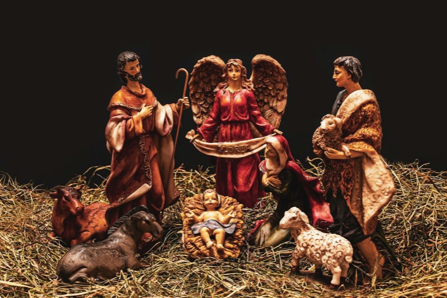 Presépio com figuras e palha