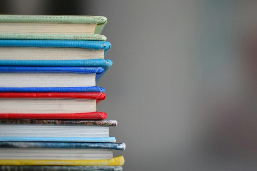 Pilha de livros coloridos