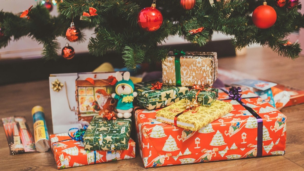 Prendas de Natal embrulhadas debaixo da árvore